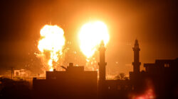 Asap membumbung setelah rudal Israel mencapai sasaran di Gaza
