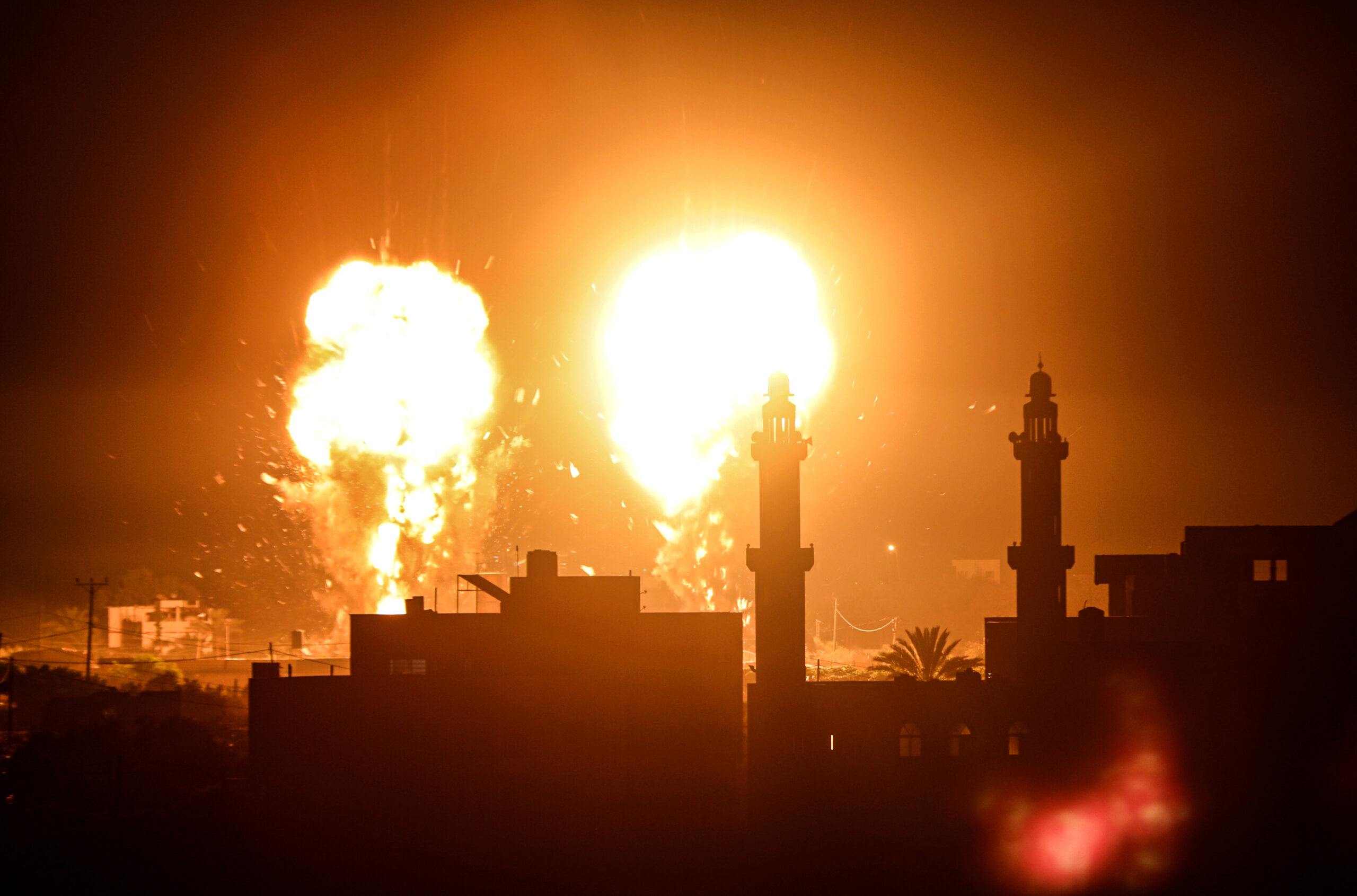 Asap membumbung setelah rudal Israel mencapai sasaran di Gaza