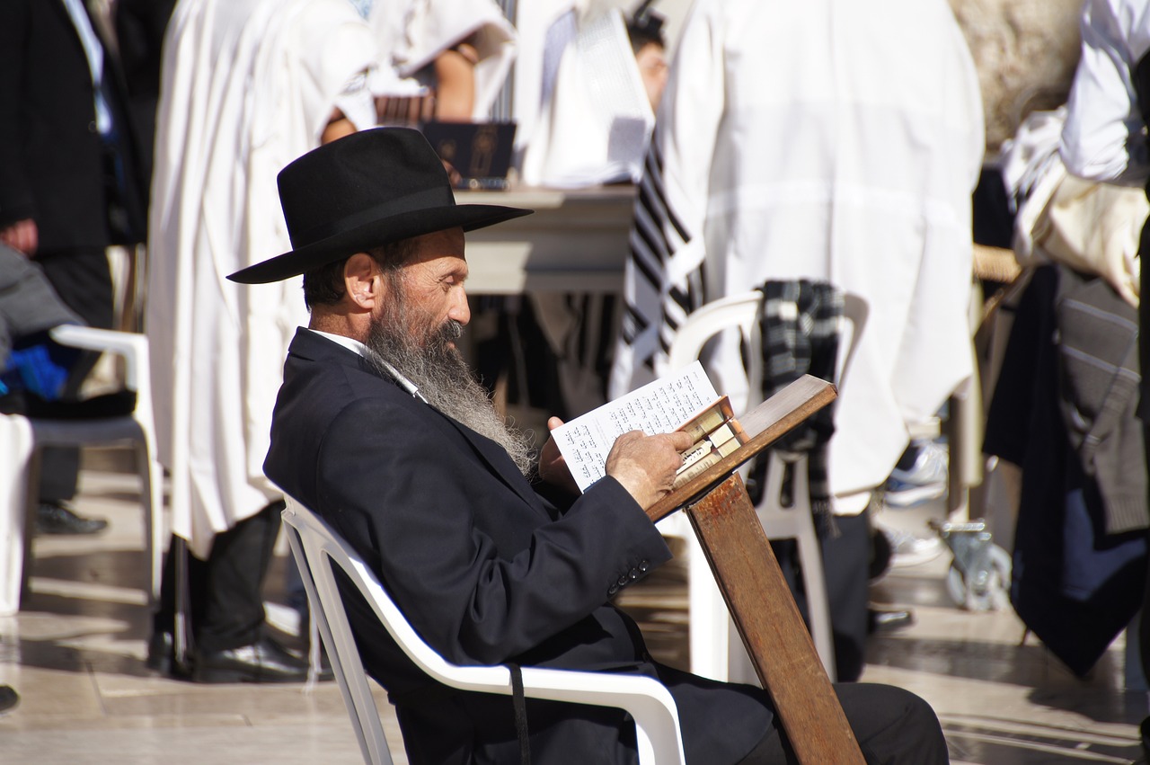 Seorang warga Yahudi membaca buku di Yerusalem. Israel negara koperasi