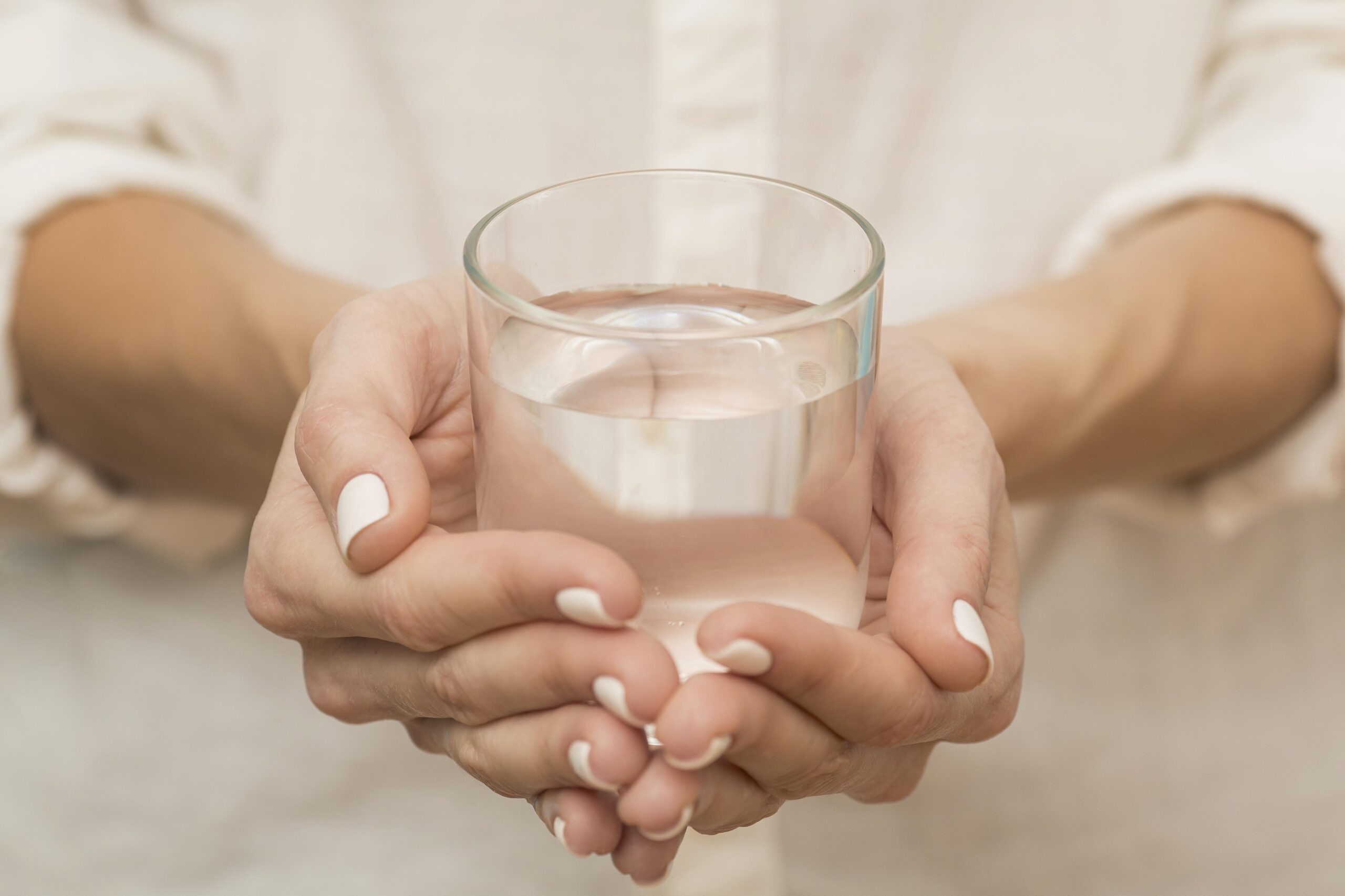 gelas berisi air putih untuk Intermittent Fasting