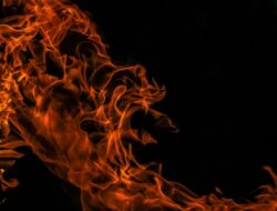 Wujud Api yang Sesungguhnya: Gas, Cair, atau Padat?