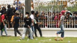 Demonstrasi di Rempang. Polisi melucuti pakaian demonstran yang ditangkap