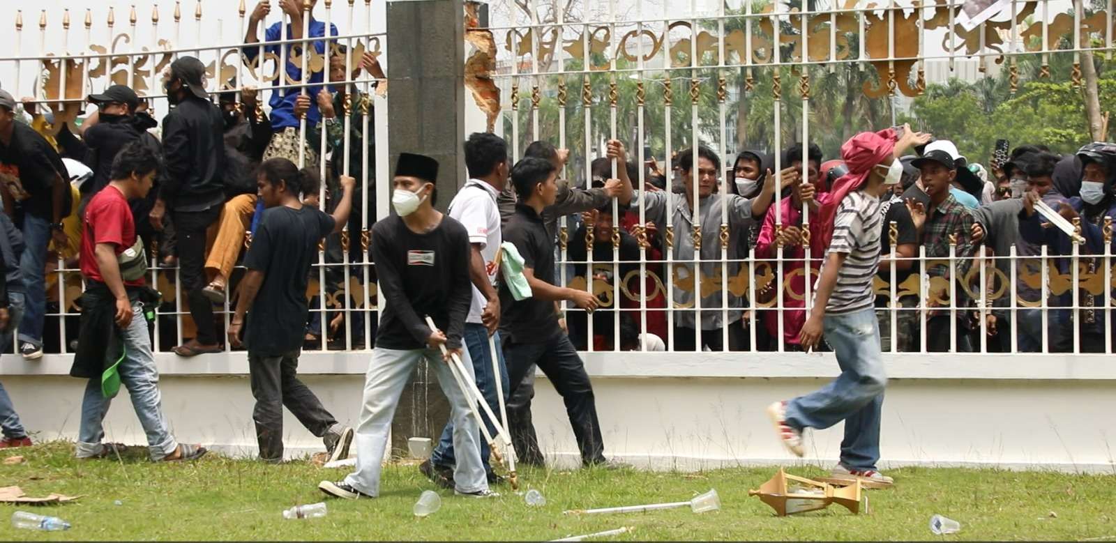 Demonstrasi di Rempang. Polisi melucuti pakaian demonstran yang ditangkap