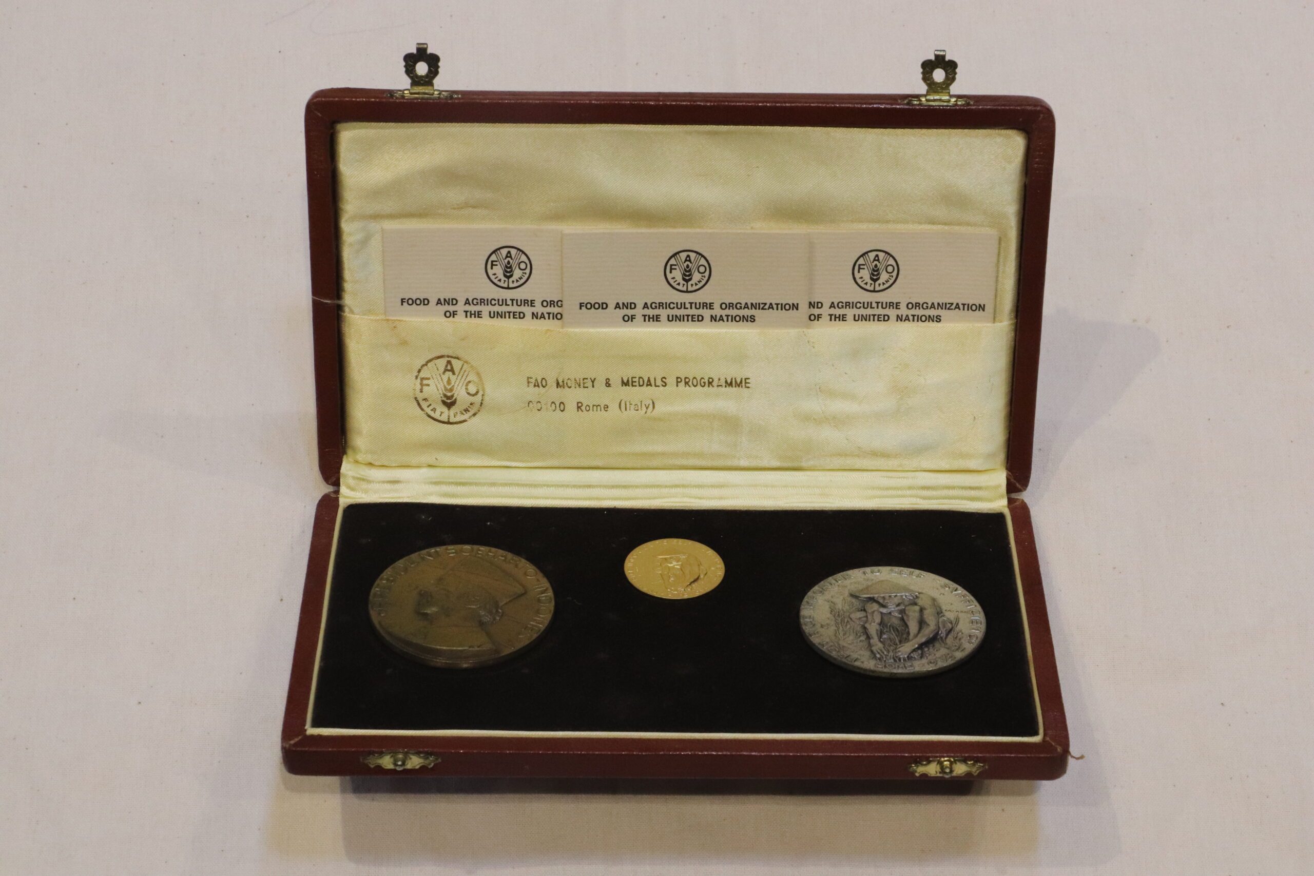 Medali penghargaan swasembada beras dari FAO 